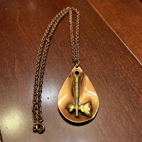 Teardrop shaped pendant with ax necklace - Picture 2 of 3